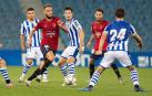 Roberto Torres persigue el balón ante la mirada de los realistas Zubeldia, Le Normand y Djouahra, al fondo, y el rojillo Rubén García.