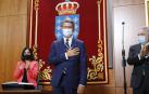 El presidente de la Xunta, Alberto Núñez Feijóo, tras jurar su cargo en presencia de la ministra de Política Territorial Carolina Darias, y del presidente del parlamento, Miguel Santalices.