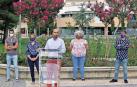 Javier Álvarez, edil de As Zizur, interviene, ayer, frente al Ayuntamiento. Detrás, Iván Gracia, Ana Reguillón, su compañera en la corporación, Manuela Rodríguez y David Morales.
