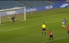 William José marca de penalti el primer gol del partido.