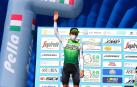 Julen Amézqueta saluda desde el podio de la Coppi-Bartali.