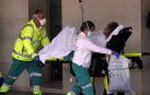 Traslado de un enfermo en el hospital de Cruces el pasado marzo.