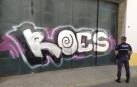 El agente, frente a un grafiti en El Puerto de Santa María (Cádiz).