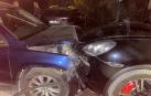 Estado en el que ha quedado el vehículo policial, a la izquierda, embestido.