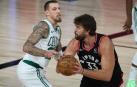 Marc Gasol, ante el jugador de Boston Daniel Theis.