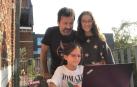 El pamplonés Juanjo Alcalde junto a sus dos hijas en el balcón de su casa en Bélgica. Después de 21 años allí vuelve en cuanto puede a Navarra.