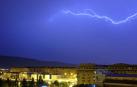 Espectacular rayo intranube captado desde el barrio de Mendebaldea, en Pamplona, con  el monte Ezkaba al fondo.