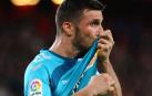 Oier besa el escudo tras marcar el gol al Athletic.