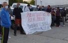 Imagen de la concentración de este lunes por el transporte en el Pirineo en el colegio de Garralda.