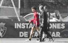 El Chimy Ávila se retira al vestuario lesionado.