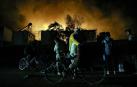 El campo de refugiados de Moria, en la isla de Lesbos, que alberga a cerca de 13.000 personas ha quedado prácticamente destruido en un incendio provocado esta madrugada tras enfrentamientos entre los migrantes.