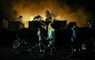 El campo de refugiados de Moria, en la isla de Lesbos, que alberga a cerca de 13.000 personas ha quedado prácticamente destruido en un incendio provocado esta madrugada tras enfrentamientos entre los migrantes.