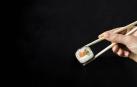 Imagen de un rollito de sushi tradicional