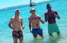 El descanso en las playas gallegas de tres amigos: Chimy, Roncaglia y Estupiñán