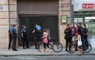 Agentes de la Policía Municipal y de la Policía Nacional durante el desalojo de la bajera de la calle Bergamín