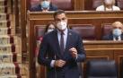 Sánchez acusa al PP de incumplir la Constitución y Casado denuncia que busca su "rendición"
