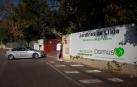 Familiares acceden a la residencia Domus VI de Lliria (Valencia).