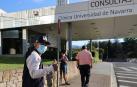 El Chimy Ávila, a su llegada ayer a la tarde a la Clínica Universidad de Navarra para hacer las pruebas médicas. Delante, el jefe de los servicios médicos, Andrés Fernández.