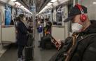 Pasajeros del metro se protegen del coronavirus con mascarillas en el metro de Shanghai