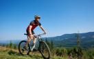 Imagen de un ciclista rodando en plena montaña