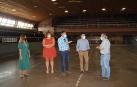 El director general Rodríguez, el alcalde Calvo y otras autoridades, en el polideportivo de Ribaforada