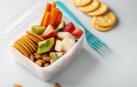 Imagen de un tupper con frutas y frutos secos
