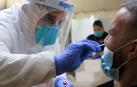 Realizando una prueba PCR a un posible contagiado por coronavirus en Puerto Rico
