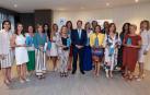 Ganadoras de los premios de 2019 (Laura Sandua, la cuarta por la izquierda) junto al Consejero Delegado de CaixaBank, Gonzalo Gortázar.