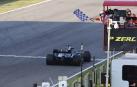 Hamilton no falla y Sainz abandona en un accidentado GP de la Toscana