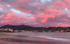 Playa de Hendaya. Al fondo, Fuenterrabía.