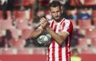 Cristian Stuani, con el balón tras anotar un hat-trick.