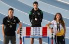 Iker Alonso, a la izda., plata en 400 vallas, Asier Martínez, en el centro, oro en 110, y Nerea Bermejo, a la dcha., bronce en 400 vallas, ayer por la tarde en Larrabide.