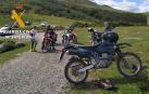 Alguno de los motoristas denunciados, junto a un agente de la Guardia Civil.