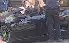 Denuncian a un youtuber disfrazado de Batman en un coche de lujo por la Gran Vía