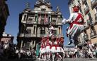 Todas las fotos de la salida de la Comparsa de Gigantes y Cabezudos en San Fermín Txikito.