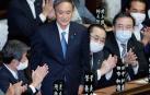 Yoshihide Suga es aplaudido en el Parlamento de Japón tras ser elegido primer ministro