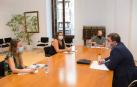 Unai Hualde, a la derecha, junto a Amaia Leranoz y Edurne Redín, en el Parlamento.