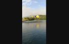 Un helicóptero de extinción cogiendo agua en la laguna del aserradero de Ekai