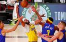 Anthony Davis, la estrella del partido, disputa un balón.