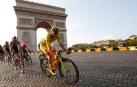 Pogacar, con el maillot amarillo, a su paso por el Arco del Triunfo de París