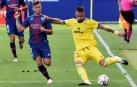 El defensa de la SD Huesca Pablo Maffeo pelea por el control del balón con el delantero del Cádiz CF, Álvaro Negredo