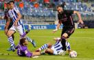 Karin Benzema intenta esquivar al portero de la Real Sociedad, Alex Remiro