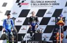 Maverick Viñales, escoltado por Joan Mir y  de Pol Espargaró.