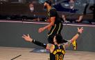 Anthony Davis celebra su lanzamiento ganador.