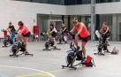 Primera clase del curso de spinning que se imparte por las tardes en el polideportivo de Villatuerta.