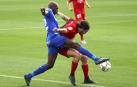 Nyom, en un lance del Getafe-Osasuna, pelea con Juan Cruz.