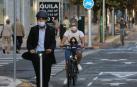 Un ciclista y un patín eléctrico recorren la avenida de Bayona.