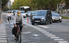 Coches hace el giro hacia Monasterio de Urdax respetando el paso de cebra ciclado por el que circulan las bicicletas.