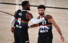 Paul Milsap saluda a Jamal Murray.