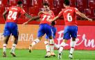 Jugadores del Granada celebran uno de los goles del partido.